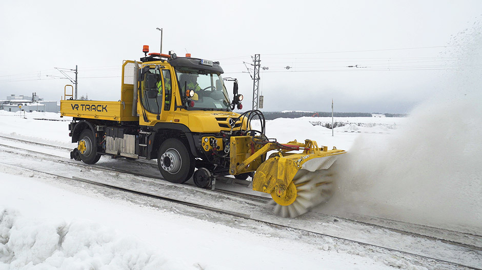 snow clearing with the road rail unimog 940 06