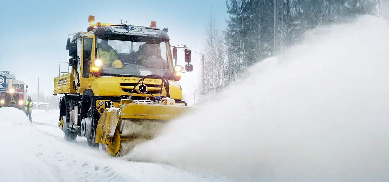 snow clearing with the road rail unimog header 02