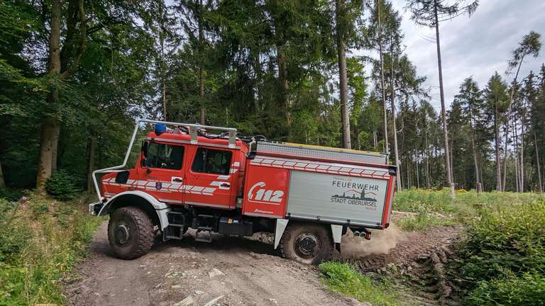 35856062 dank maximaler bodenfreiheit portalachsen und schraubenfedern ueberwindet der unimog auch schwierige stellen wie hier an einer steilen kreuzung auf 3B70