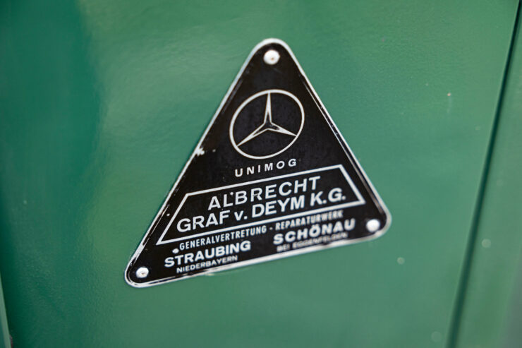 Mercedes Benz Unimog 411 18 740x493